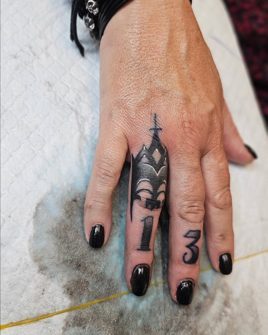 Some finger tatties over the weekend.
Swipe to see before and after on this tiny freehand cover up!

#fingertattoo #tattoocoverup #ladytattooers #vegantattooer #labelletattoostudio