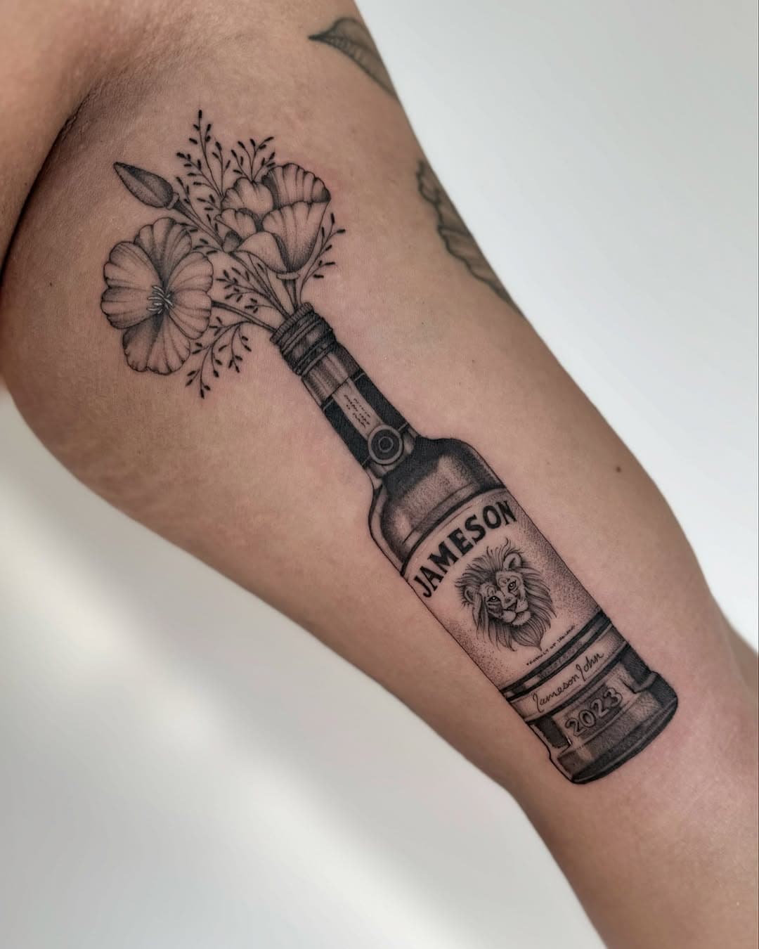 Happy St. Patricks Day! ☘️🇮🇪

This one was custom made for her son Jameson with his birth flowers and yes I’ve been saving this for today. 

#jameson #stpatricksday #sandiegotattoos #sandiegotattooartist #sandiegotattoo #sdtattoo #vesseltattoo #californiatattooartist #jamesontattoo #bottletattoo  #momtattoo #birthflowertattoo #poppytattoo #finelinetattoo #floraltattooartist #guestspottattoo #bottletattoo #biceptattoo #villianstattooconvention #sandiego #tattoo #emalla #tattoooftheday