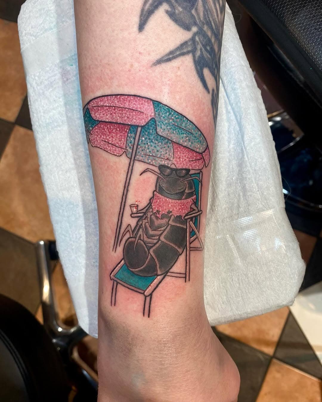 My client: I want a roly poly that fell asleep in a lawn chair at the beach wearing a ripped up t-shirt.
Can you make glittery? 

Me: Say no more.

Thank you always for your trust, Eleanor 🖤

@phantom8tattoo 

#phantom8 #denvertattooartist #coloradotattooartist #glittertattoos
