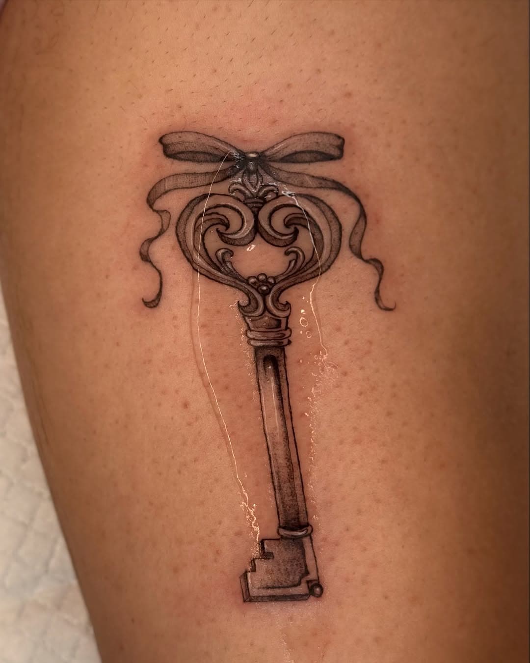 new skeleton key + 4 weeks healed match tattoo from my flash!
on @s.lamberty 🗝️🎀
.
.
.
.
#finelinetattoo #skeletonkeytattoo #blackandgreytattoos #njtattooartist