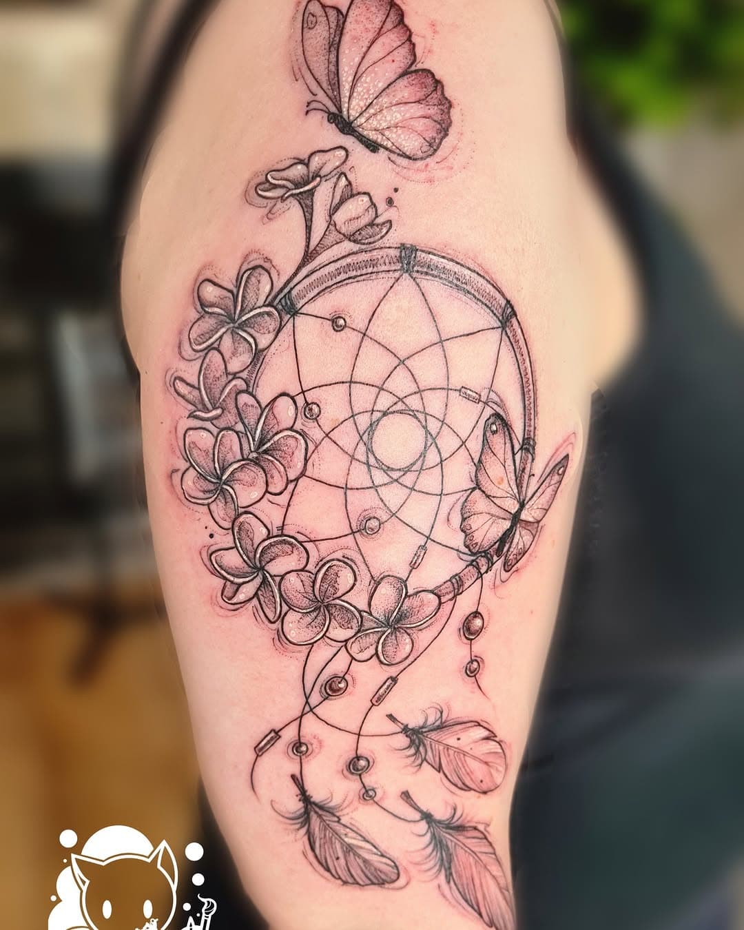 Diesmal wieder ein klassischeres Motiv. Was ist eines der besten Geschenke die man sich schenken lassen kann? Ein Tattoogutschein 😉 Und den hat sich die Kundin eingelöst.
Ab heute, bei Tattoos wo ich es genau weiss, eine Zeitansage.
Bitte denkt dran, wie lange ein Tattoo dauert dauert, hängt IMMER von der Körperstelle, der Hautbeschaffenheit und vom Tätowierer ab. Es ist immer ein Unterschied ob "Farbe" schnell reingerotzt oder sauber eingearbeitet wird.
Bitte denkt auch dran, jeder Tätowierer handhabt das anders.
Um das für euch zu verorten. Eine Sitzung bei MIR fängt an, wenn ihr hereinkommt und endet, wenn ihr wieder rausgeht.
Die reine Stichzeit anzugeben, ist dementsprechend sinnlos, weil die restl. Zeit arbeite ich nicht aus purer Nächstenliebe.
Dieses Tattoo hier hatte von Anfang bis Ende 4h gedauert. Ein längerer Timesink war der Stencil, den ich in Einzelteilen vorbereitet hatte, weil es der Kundin visuell leichter viel, sich dann zu entscheiden. Die Federn und das Hängegedöns wurden dann Freihand noch dazu gemalt.

#tattoo #geburtstagsgeschenk #schmetterling #linearttattoo #sketchytattoo #federn #frangipani #tattoofürth #fürthtattoo #franken