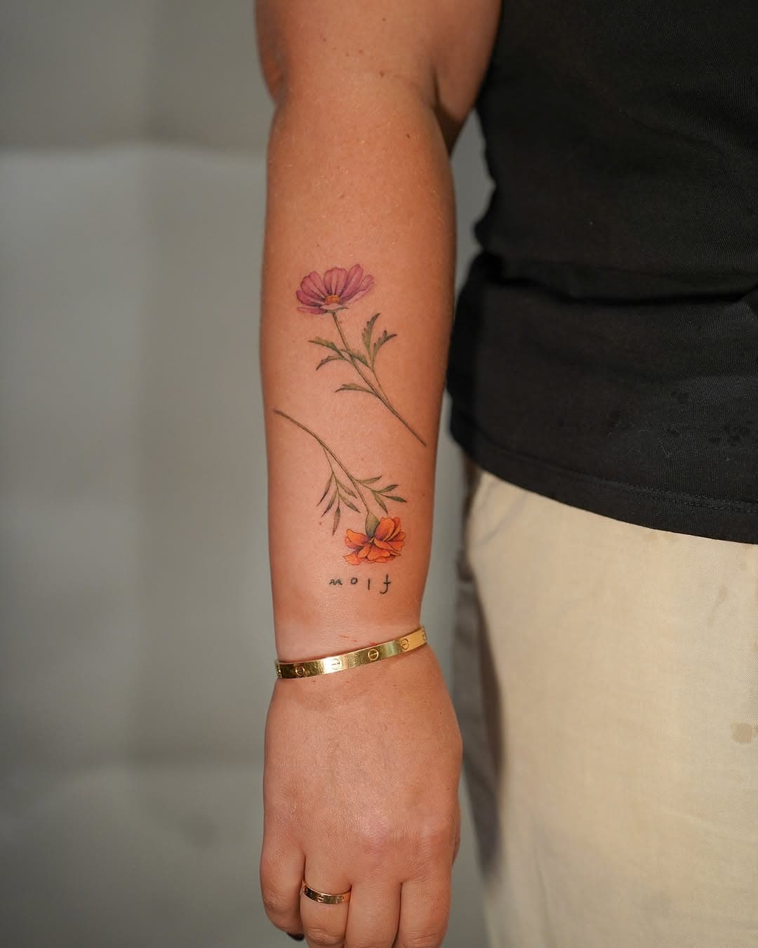 Nicole wanted a design that could easily have more flowers added in the future, so she suggested a flowing shape—and I absolutely love it! Such a great idea. Thank you, Nicole!

#flower #floral #botanicaltattoo #finelinetattoo #londontattoo #delicatetattoo #colourtattoos #flowertattoo #floraltattoo #botanical