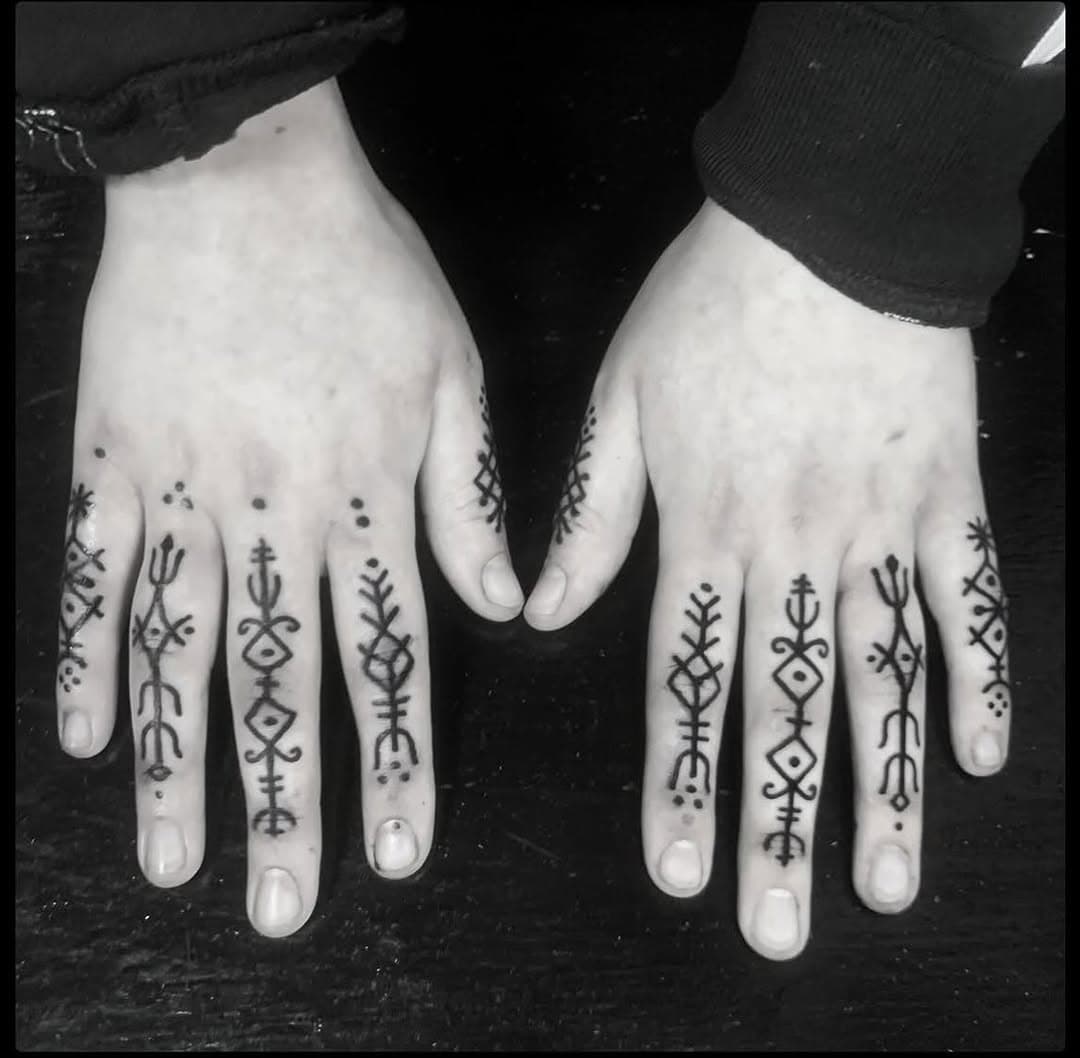 Finger decorations for Aoife from @helenskullduggery 
.
.
.
#boldwillhold  #realtraditional #oldlines  #darkartists  #tattoos #tattoo #vegantattoo  #vgnink #belfasttattoo #belfasttattooartist #skullduggerytatu #belfasttattoostudio #ladytattooers  #boldlines #folkart #folkarttattoo #fingertattoo #symboltattoo