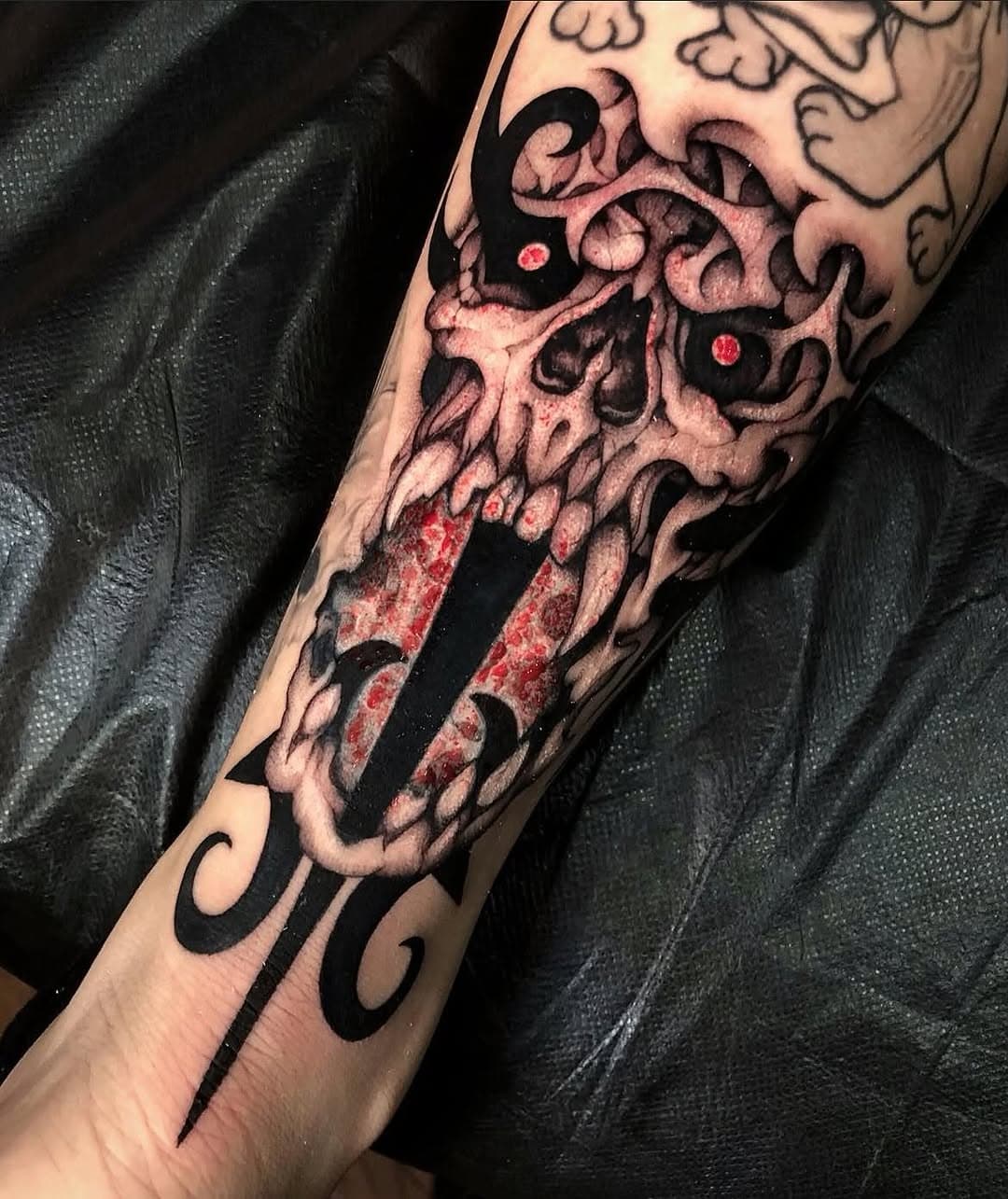 Cover up by Vanessa (@vanessacolaianni_tattoo) #ochoplacastattoo #blackandgreytattoo #miamitattooartist