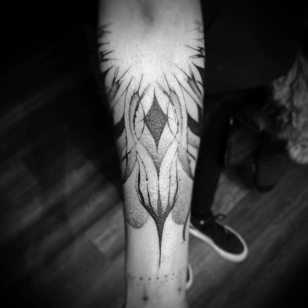 Little Mandala for Jess.  Filling up the arm one project at a time!  Thank you so much for the ongoing support!

Always welcome new projects!  Please text/call the studio, email or visit!

#redhouseirons #tattoo #mandala #mandalatattoo #art #illustration #dotwork #dotworktattoo #keenetattoo #nhtattoo #forarmtattoo #geometric #geometrictattoo