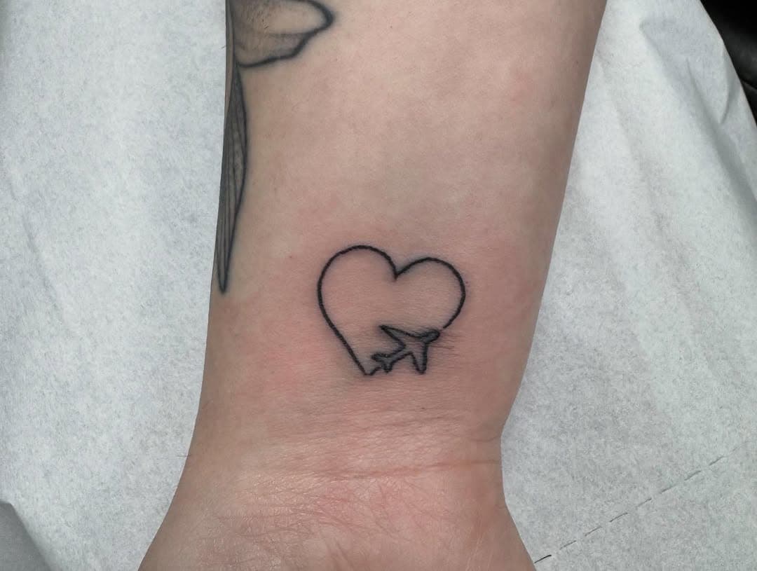 Anna and her cousin got these matching hearts! So cute! 
Dm or email to book in 😀
•
•
•
•
•
•
#tattooartist #tattooer #tattooart #art #artist #tattoo #tattooshop #hemeltattoo #londontattoo #uktattoo #uktattooer #uktattooartist #privatetattoostudio  #tattooartist #flash #tattooflash #queertattoo #gaytattoo #lgbt #gaytattooartist #shading #hertfordshire #hertfordshiretattoo
#artistsoninstagram #artofinstagram #digitalart  #artwork #illustration #tatttoodesigns #tattoodesign #tattooflash #tattooist