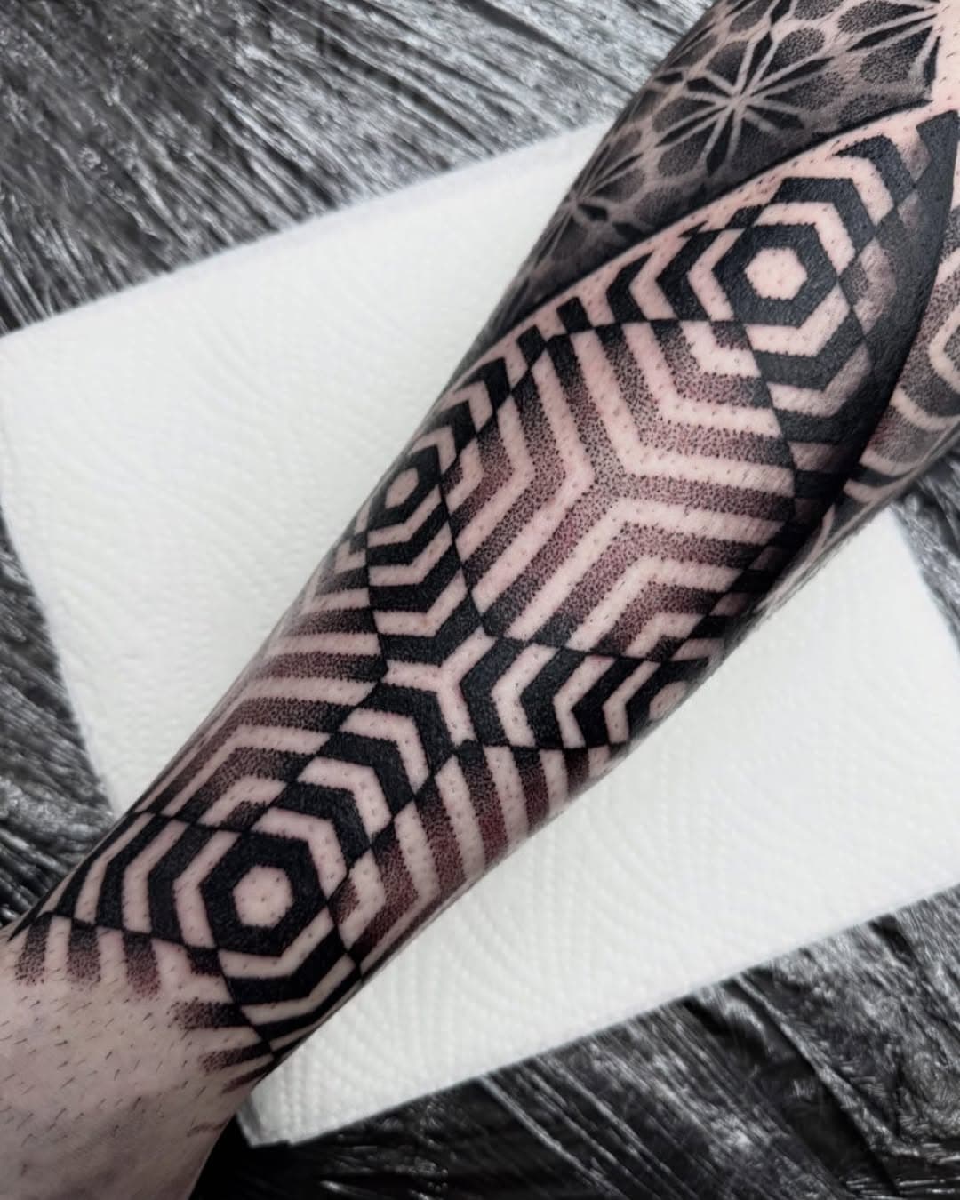 Progress on Jamie’s leg @portlandstreettattoo @yayofamilia #dotwork #dotworktattoo #geometric #geometrica #geometripsmall #geometrip #geometrictattoo #blackworktattoo #yayofamilia