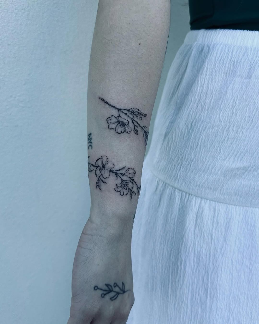 🌸 freehand cherry blossoms 🌸 

#fineline #floraltattoo #cherryblossoms #tattooideas #finelinetattoo