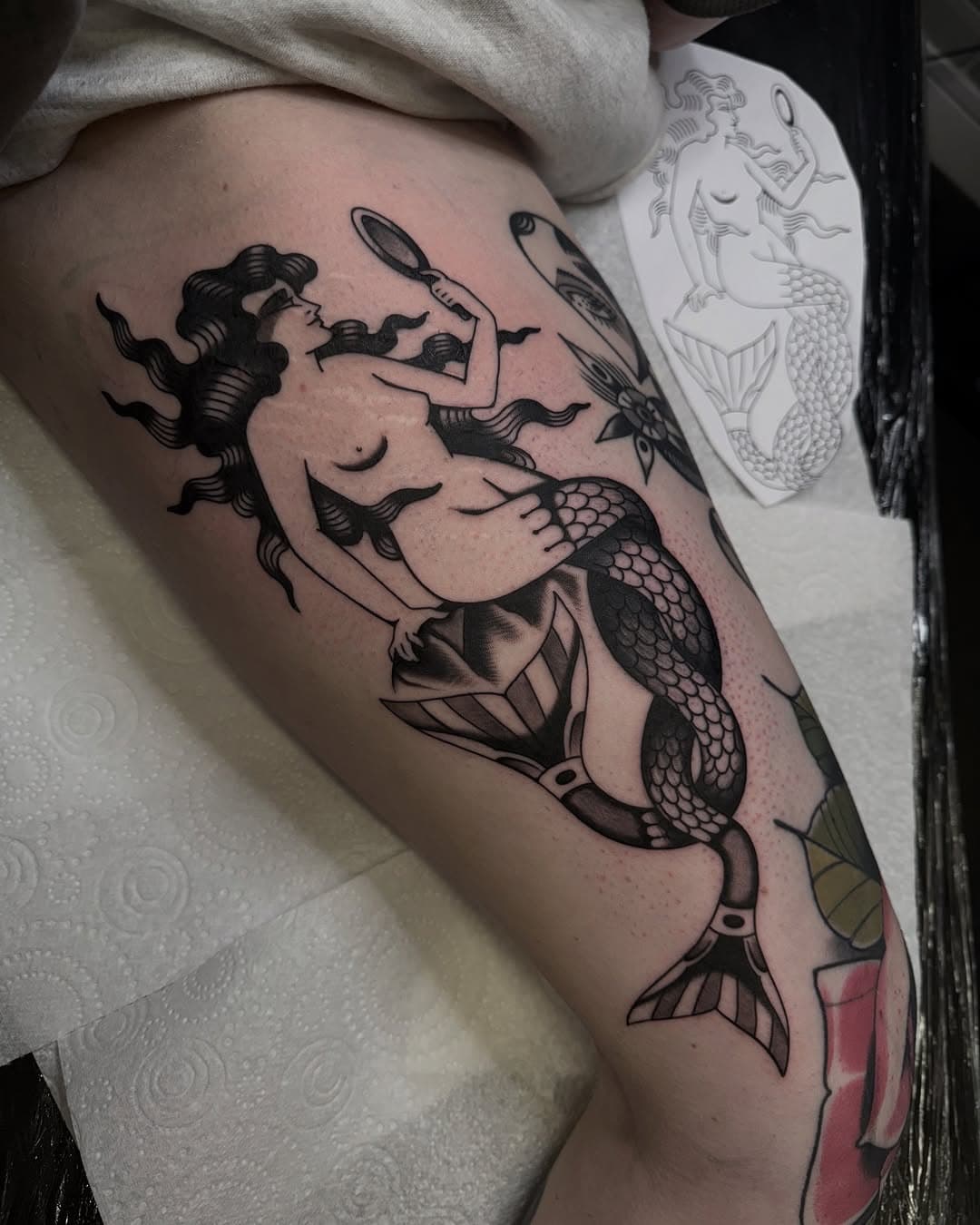 On my partner in crime @_mollyscott 🖤
Done at @frontiertattooparlour 
•
Guest spots April 
•
@kingsavetattoo - 9th-13th (NYC) - 15th-19th (LI)
•
@reddeviltattoochicago - 19th-20th
•
@freedominktattoos - 22th-24th
•
📸 - @notarealgoat 

#traditionalflash #blacktraditional #tattoo