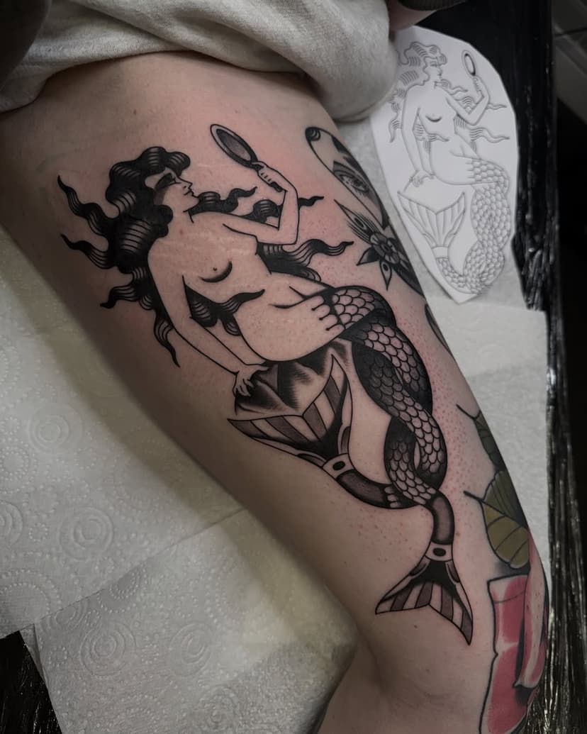 On my partner in crime @_mollyscott 🖤
Done at @frontiertattooparlour 
•
Guest spots April 
•
@kingsavetattoo - 9th-13th (NYC) - 15th-19th (LI)
•
@reddeviltattoochicago - 19th-20th
•
@freedominktattoos - 22th-24th
•
📸 - @notarealgoat 

#traditionalflash #blacktraditional #tattoo