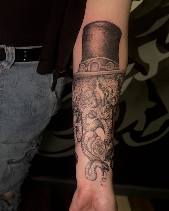 Slash tattooooo 🎩🐍🥀🚬
•
•
#tattoo #tattooartist #oklahomatattooartist #kustomtattooclub #inxbybri #mooreoklahoma #tatted #tattooideas #slashtattoo #gunsnroses