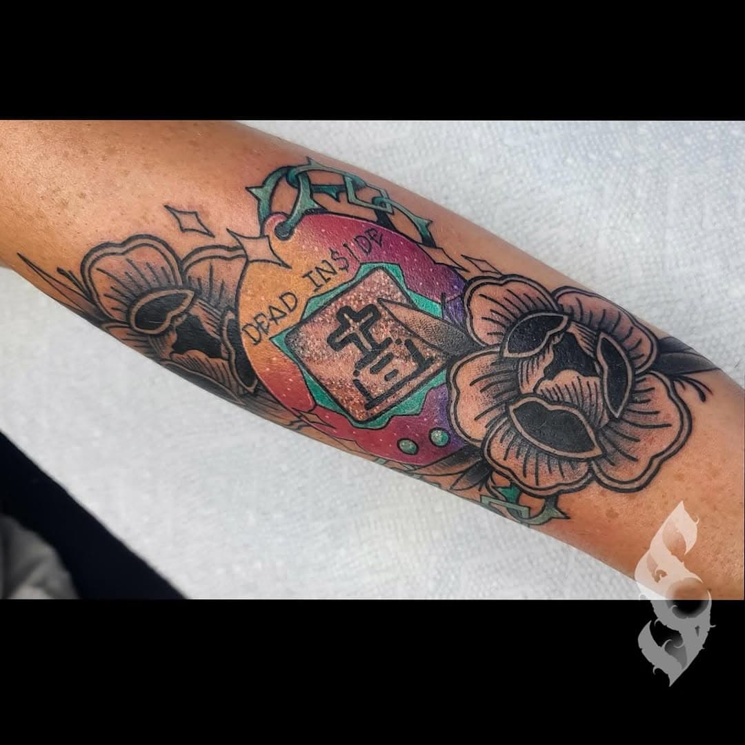 👾D E A D I N S I D E👾 what a cutie #kingpintattoosupply #electrumstencilprimer #allegoryblak #eternalink #fusionink #worldfamousink #icontattooandbodypiercing #icontattoonashville #icontattoo #nashvilletattooartist #nashvilletattooshop #tomagotchi #colortattoo #armtattoo #nostalgia
