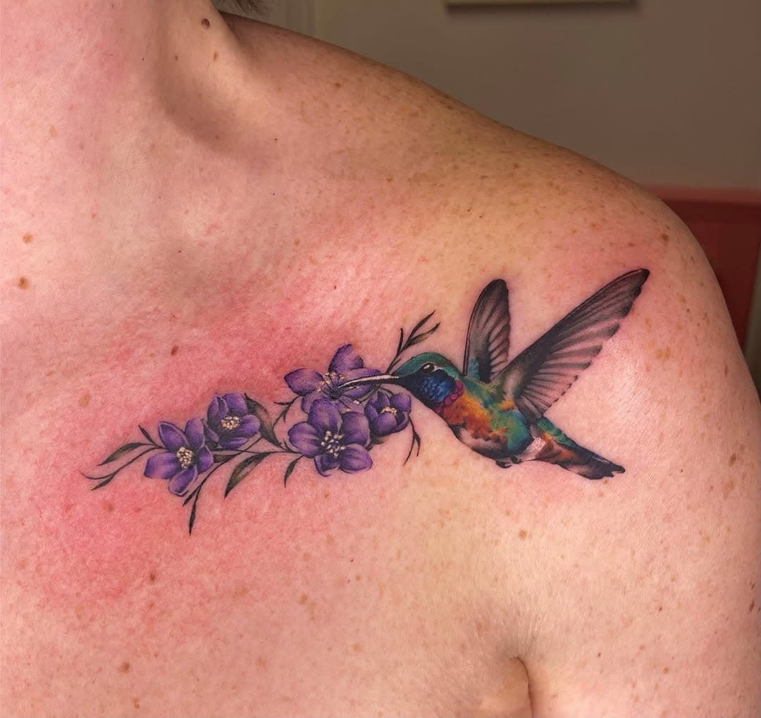 A little hummingbird and blossom flowers for Susanne. 

#hummingbirdtattoo #blossomtattoo #collarbonetattoo #colourtattoo