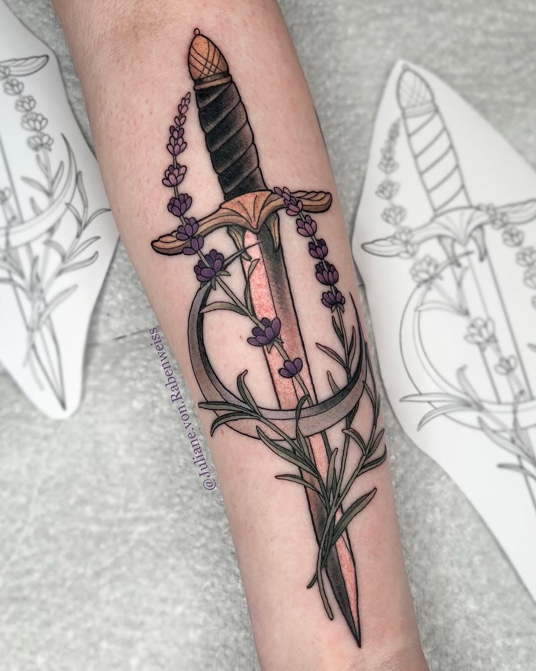 Dagger I did in 2023, would love to do something similar again ☺️ My books are open for a few left spots in April to the end of August. You can book an appointment via my contact form! You can find it when you click the link in my bio! 

#neotraditional #neotraditionaltattoo #neotraditionalgermany #neotraditionaleurope 
#germantattooers #ladytattooers #neojapanese #neojapanesetattoo #neotradeu #köln #düsseldorftattoo #kölntattoo #colognetattoo #tattooköln #düsseldorf