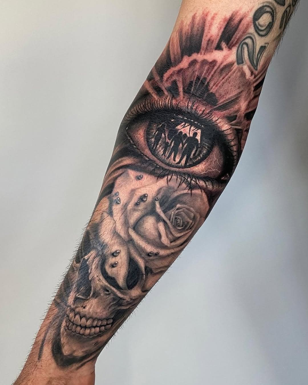Precision, depth, and pure artistry! 🔥 @pauls_tattoos has created an incredible black & grey masterpiece—an intense blend of realism and surrealism. From the piercing eye reflection to the detailed skull and rose, every element tells a story. 🙌

#theinkedarmy #theinkedarmyproteam #tiaproteam #tattoorepost #tattoosupply