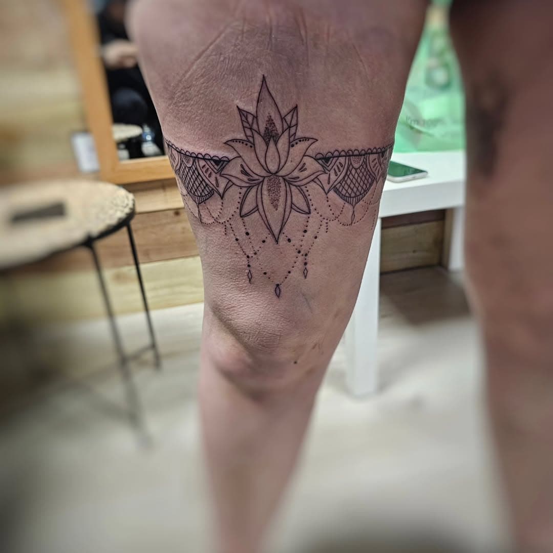 Small mandala with lace top on the kneecap.

Now I am booking appointments for April - May

Thanks for looking

#tattoos #tattooart #hinckleytattoo #blackandgreytattoo #instagood #tattooideas #tattooing #leicestertattoostudios #loughboroughtattoos #drawing #leicestertattoo #leicester #nuneatontattoo #inspiration #tattoodesign #newtattoo #students #earlshilton #bookingtattoo #vasilevtattoos #killerinkneedles  #loughborough  #kwadrontattoomachine