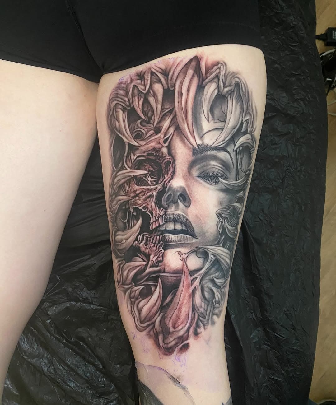 Organic Skull Face
#fkiron #fluxmax #stencilstuff #kwadronneedles #blackandgrey #blackandgreytattoo #blackandgreyrealism #blackandgreytattoos #believa #quaelixtattoo #tattoo #tattoos #tattooed #organic #organictattoo #organicskull