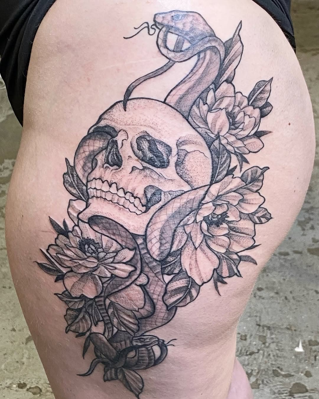 All finished up! 💀😍 This beautiful tattoo was done by @rattle72_tattoos!! Keith has so many awesome skulls ready to go & find their forever home! More sneaky sneks please.👀