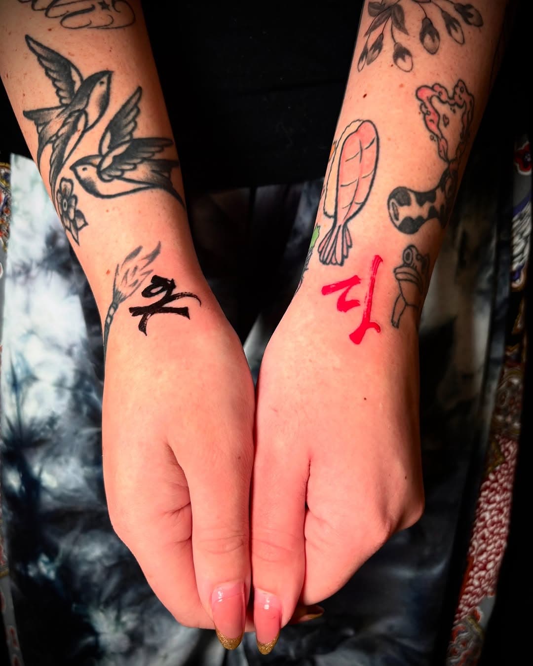 left and right in #kanji #chinesecalligraphytattoo for the lovely @hi21x2 ♥️ it’s always so good to hang with you!!!