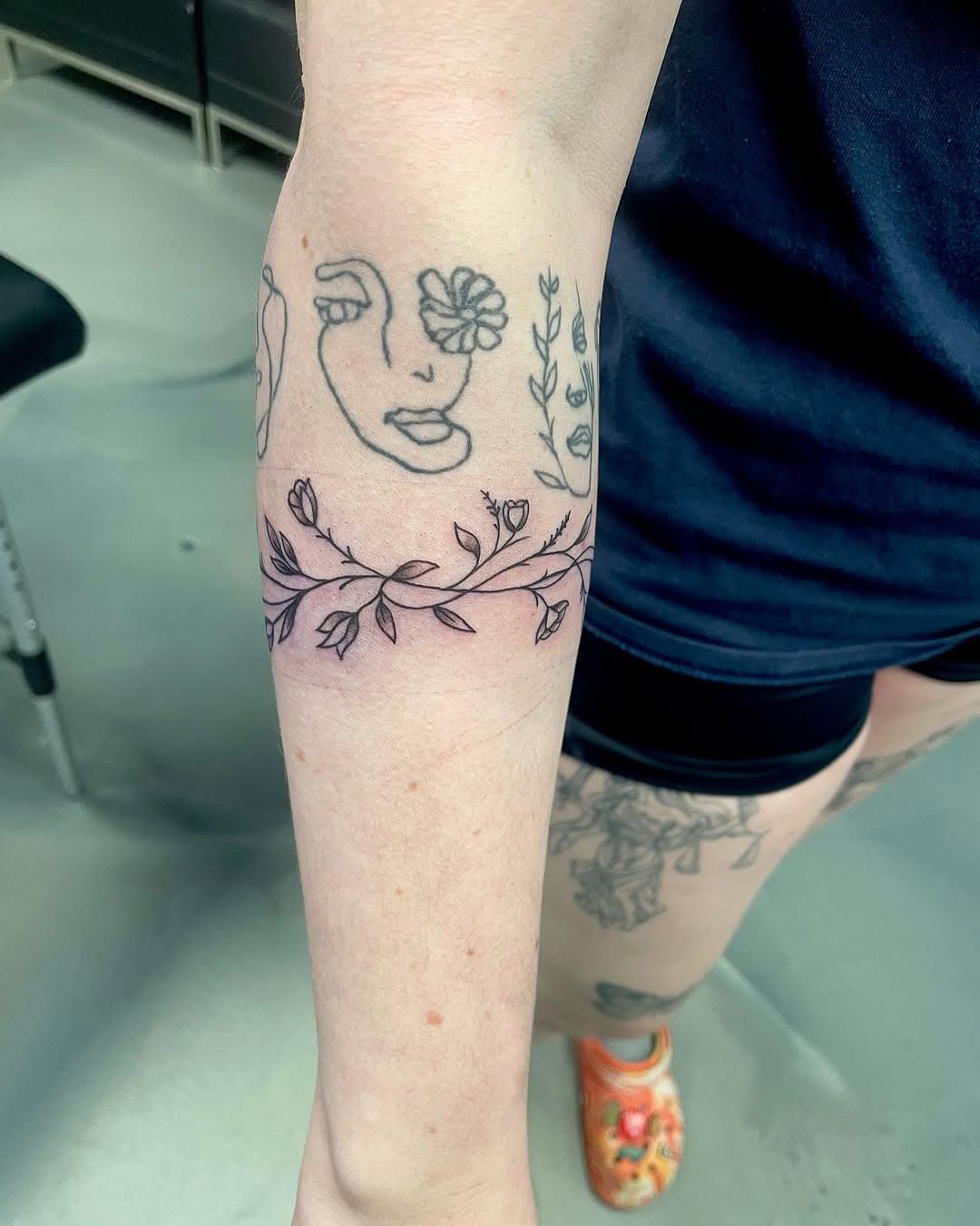 Thank you for trusting me with such a cute idea I had such a great time chatting with you 😊
dm to book (your ideas or mine)
@mantratattoo
.
.
.
#tattoo #vines #cottagecore #cottagecoreaesthetic #art #nature #wraparoundtattoo
