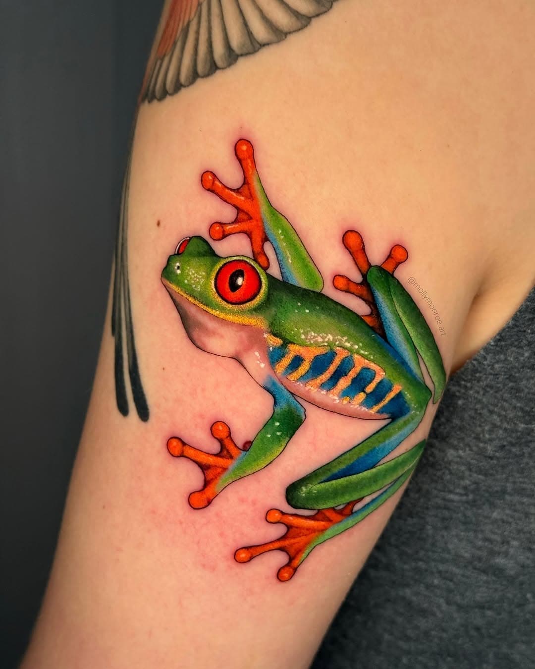 New phone who dis - Finally got an upgrade, is the photo quality better?? AND I finished this tattoo and then immediately posted it??? Who am I?! 🏆✨
.
.
.
#frog #forg #frogtattoo #redeyedtreefrog #botanicaltattoo #colortattoo #botanicalillustration #texastattoo #txtattoo #sanantonio #satx #austin #sanantoniotattooartist #austintattooartist #dfwtattoos #dallastattooartist #houstontattooartist #houstontattoo #austintattoo #frogsofinstagram #frogcore