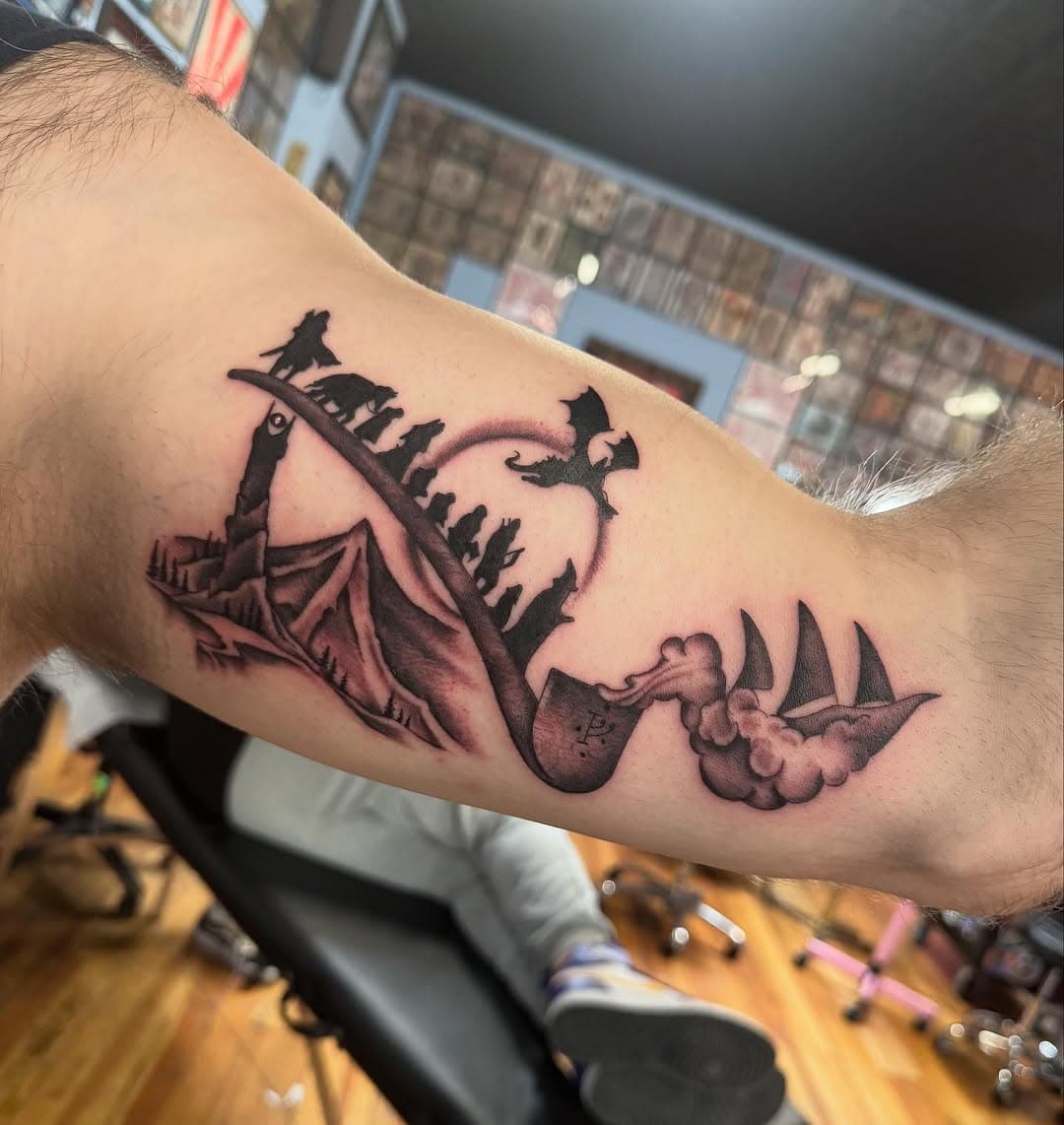 Does anyone really know what Gandalf is actually smoking in that pipe of his? Either way this lord of the rings tattoo by @prettyvacantt has it all!

#lotr #washave #stl #selfinflicteddowntown #lordoftherings