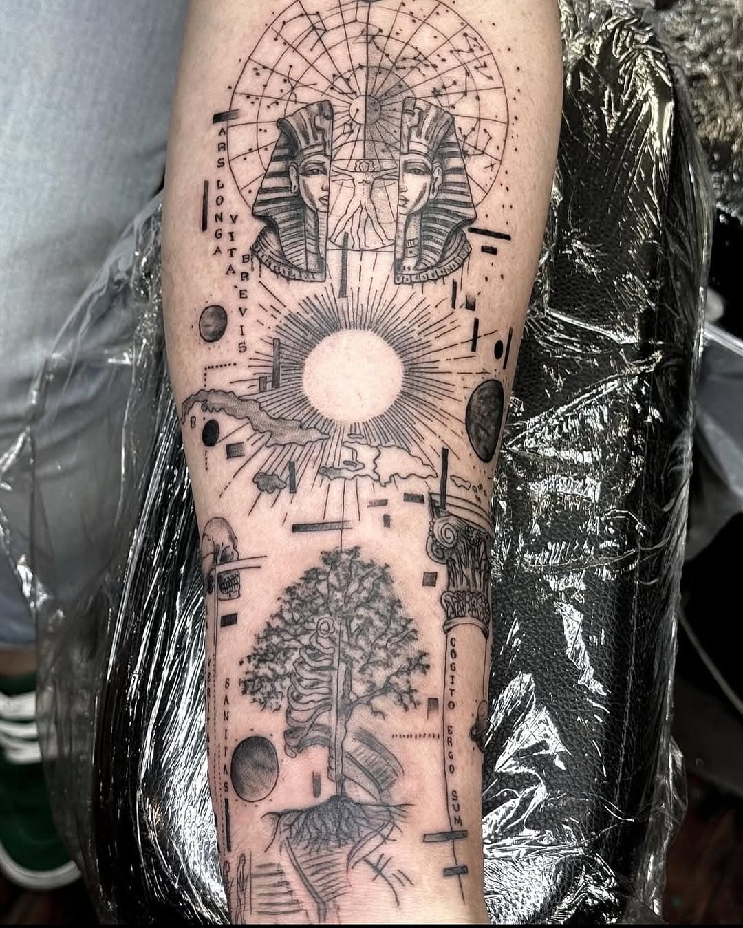 @tattoihselhinojosab  excels on intricate fine line projects. Don’t miss out—DM her today to bring your vision to life!  habla hispana

#oldlarimerstreettattoo #fineline #finelinetattoos  #ladytattooer #blackandgreytattoo
