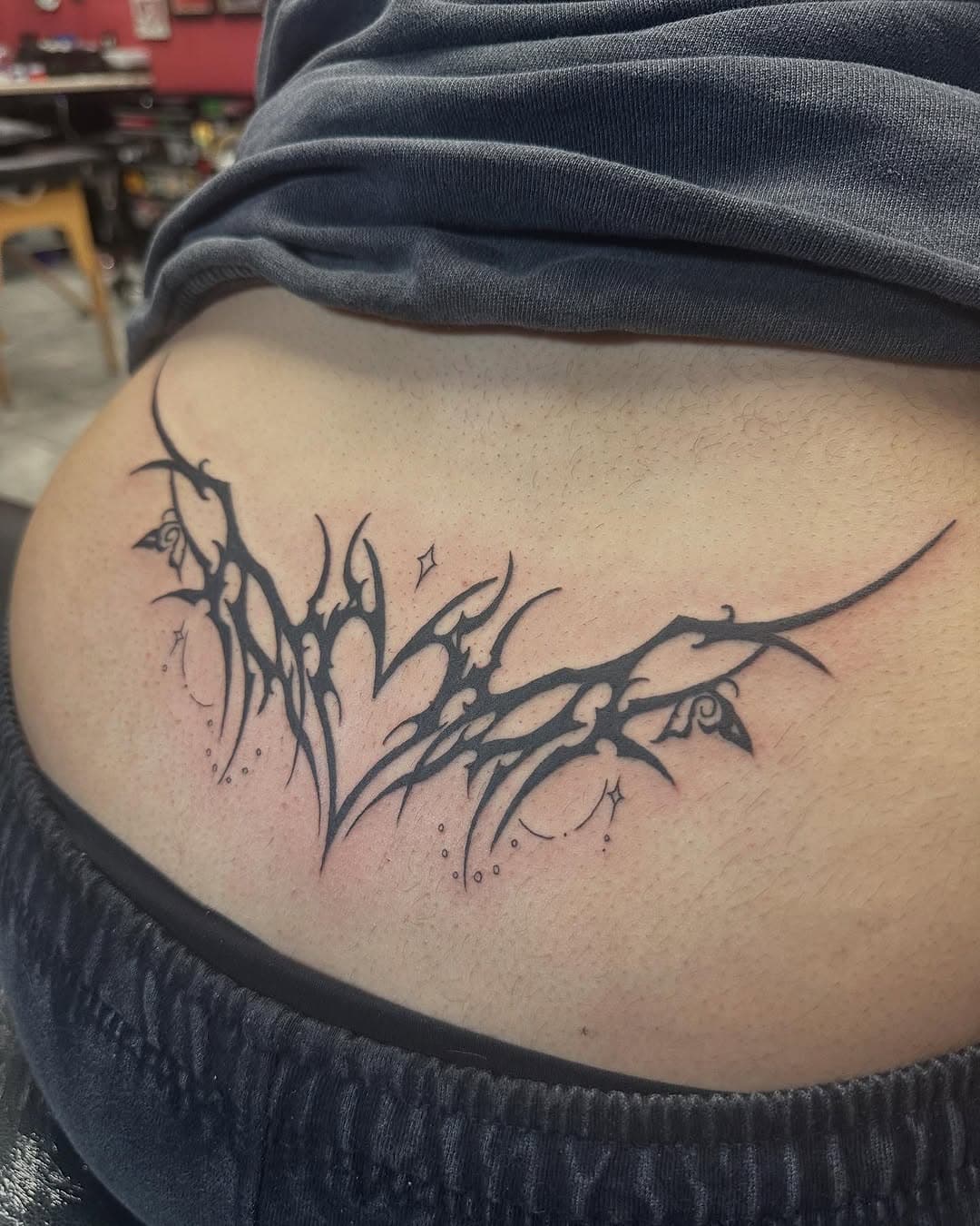 A neo-tribal tramp stamp by blu! 
#musetattoo #muse #tattoo #musetattooandbodypiercings #palmrya #palmyranj #njtattoos #nj #blustattoos #blu #neotribal #neotribaltattoo #cybertattoo #hearttattoo #trendingtattoos