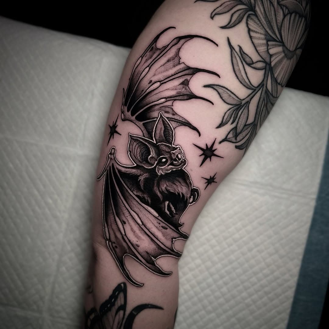 Bat from today 🦇 

Made using @whitfieldstattooco and @killerinktattoo supplies 

#battattoo #tattoos #blackworktattoos #illustrativetattoo #dotwork #blackandgreytattoo #tattoo