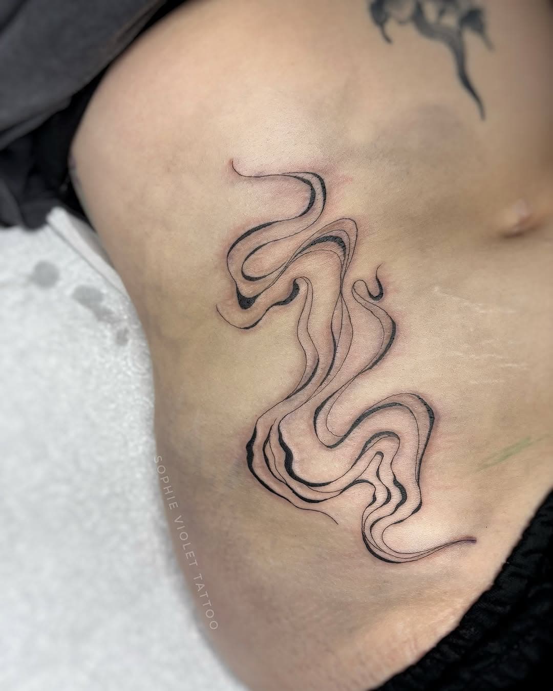 Some little freehand abstract patterns for Liberty! Thank you so much for asking me to do this cool little piece, and for sitting so well! 💖
I’d love to do more like this so give me a shout if it’s your kind of thing!✨
•
•
•
#blackworktattoo #finelinetattoos #stomachtattoo #abstract #abstractart #abstracttattoos #lineworktattoos #liverpooltattoo #liverpool #manchestertattoo #londontattoo #tattoosofinstagram #tattooinspo #tattooideas