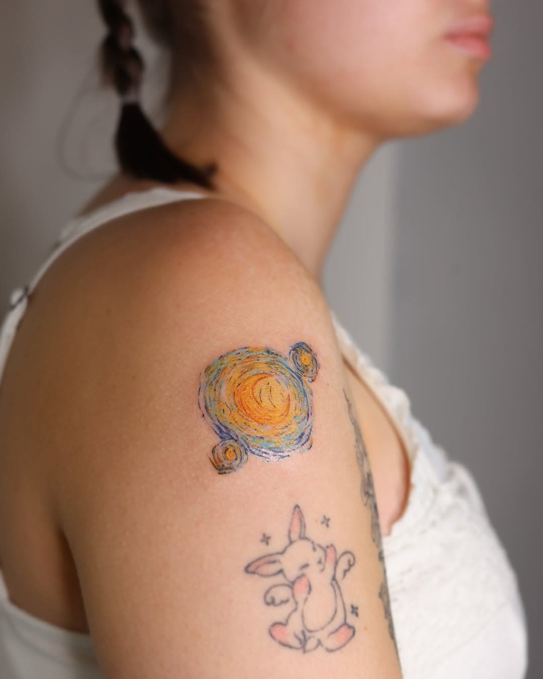 Van Gogh’s Moon 🌙 🎨

Could not wait to post this tiny beauuuuuty from my flash, a little portion of the famous ‘Starry Night’. 🌌

#vangogh #starrynight #starrynighttattoo #vangoghtattoo #art #arttattoos #microrealism #microrealismtattoo