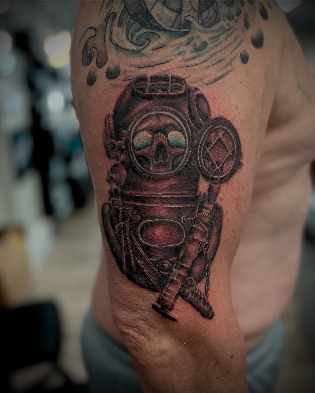 Nice little deep sea divers helmet the other day. Done using the best @allegoryink @worldfamousink  @tattoogoo #blackandgrey #jerseytattoos #rosetattoo #skulltattoo parkavetattoo @inkjetstencils #tattoosforwomen #tattoosformen #blackandgreyallday #Newjersey #colortattoo #joeytattoo #tattoorescue @glovesfortattoo #parkridgenj #bergencountynj #eastcoasttattooers #ECFU @mainstreettattoonj #lincolnparknj #legendneedles @camsupply #legendpro
