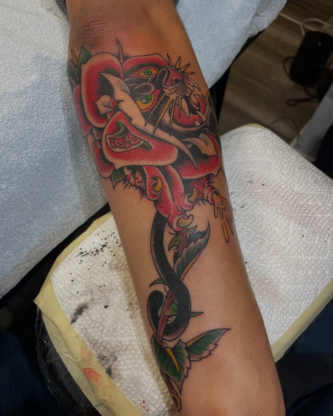 Design picked off our walls from  @jd_burnett flash.
Done by @bradgrubb 
Walk ins always welcome.
Email sainttattooknox@gmail.com to book an appointment!
#sainttattoo #knoxville #utk #morphtattoo