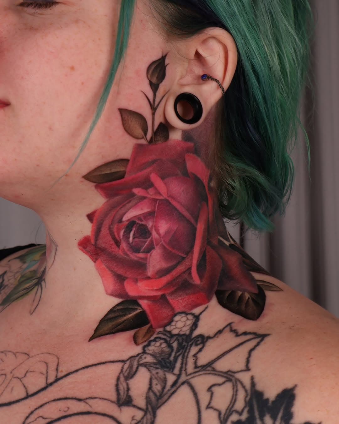 Had the pleasure of tattooing my amazing friend @ladyfae.art on her neck! Thank you for trusting me with this bold piece—it was such a blast to create 🥺

The leaves are fresh, and the rose is nine months old ❤️

🌿 2.5 full day sessions 🌿

#sanantoniotattoo #sanantoniotattooartist #atxtattoo #austintattoo #austintattooartist #houstontattooartist#guestartisttattoo #guestartist#texastattoo