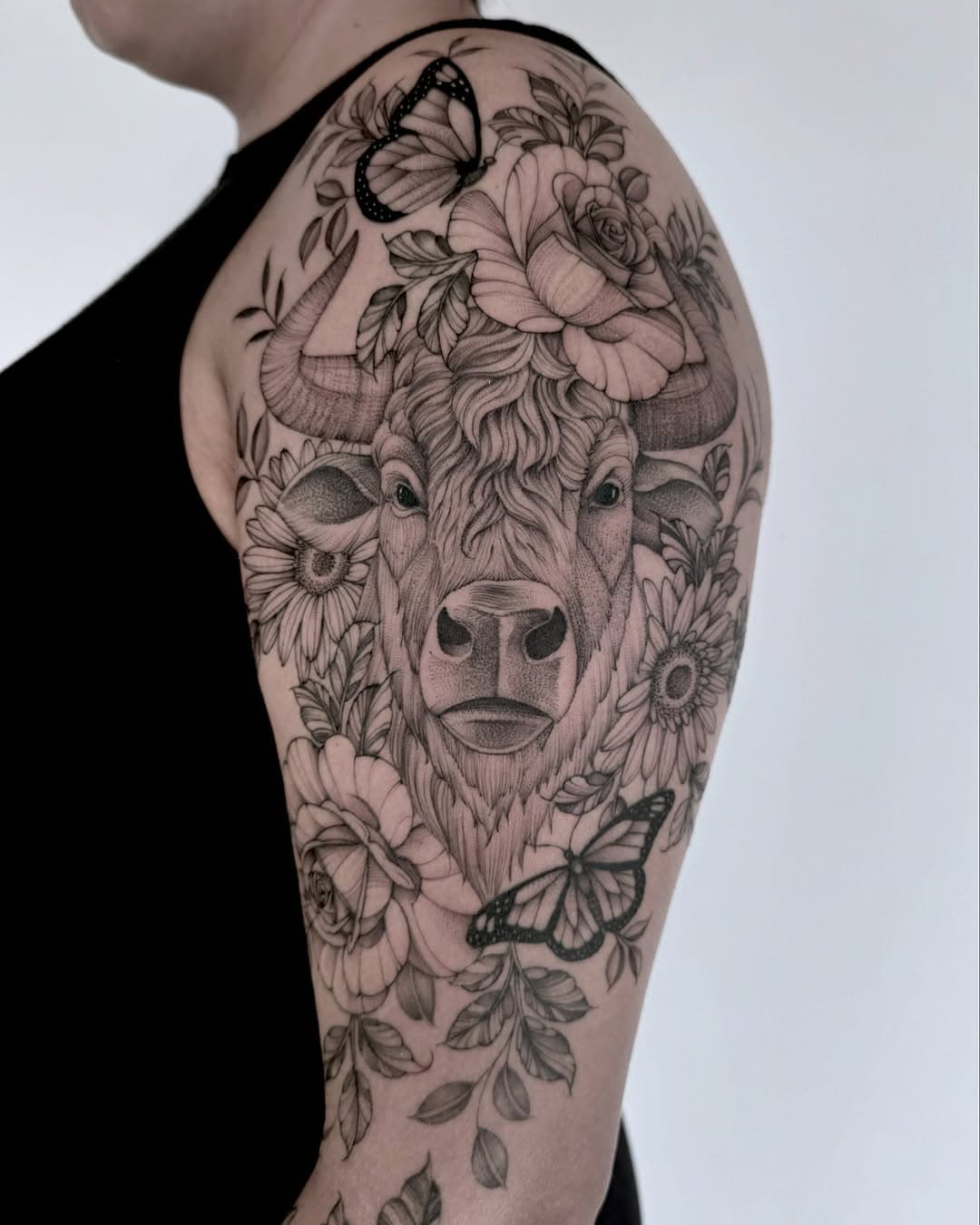 Mess with the Bull you’ll get the horns.

Thanks Dulce for making 2 trips down to San Diego for this piece! 

#sandiegotattooartist #sandiegotattoo #sandiegotattooshop #vesseltattoo #bulltattoo #floraltattooartist #sdtattoo #finelinetattoo #finelinefloral #finelinetattoos #rosetattoo #butterflytattoo #tattooartist #guestartist #californiatattooartist