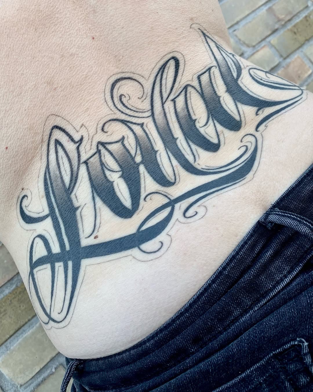 LOYAL 
Perfectly healed freehand lettering on one of the toughest ladies ever!! Muchas gracias, Franzi ♥️