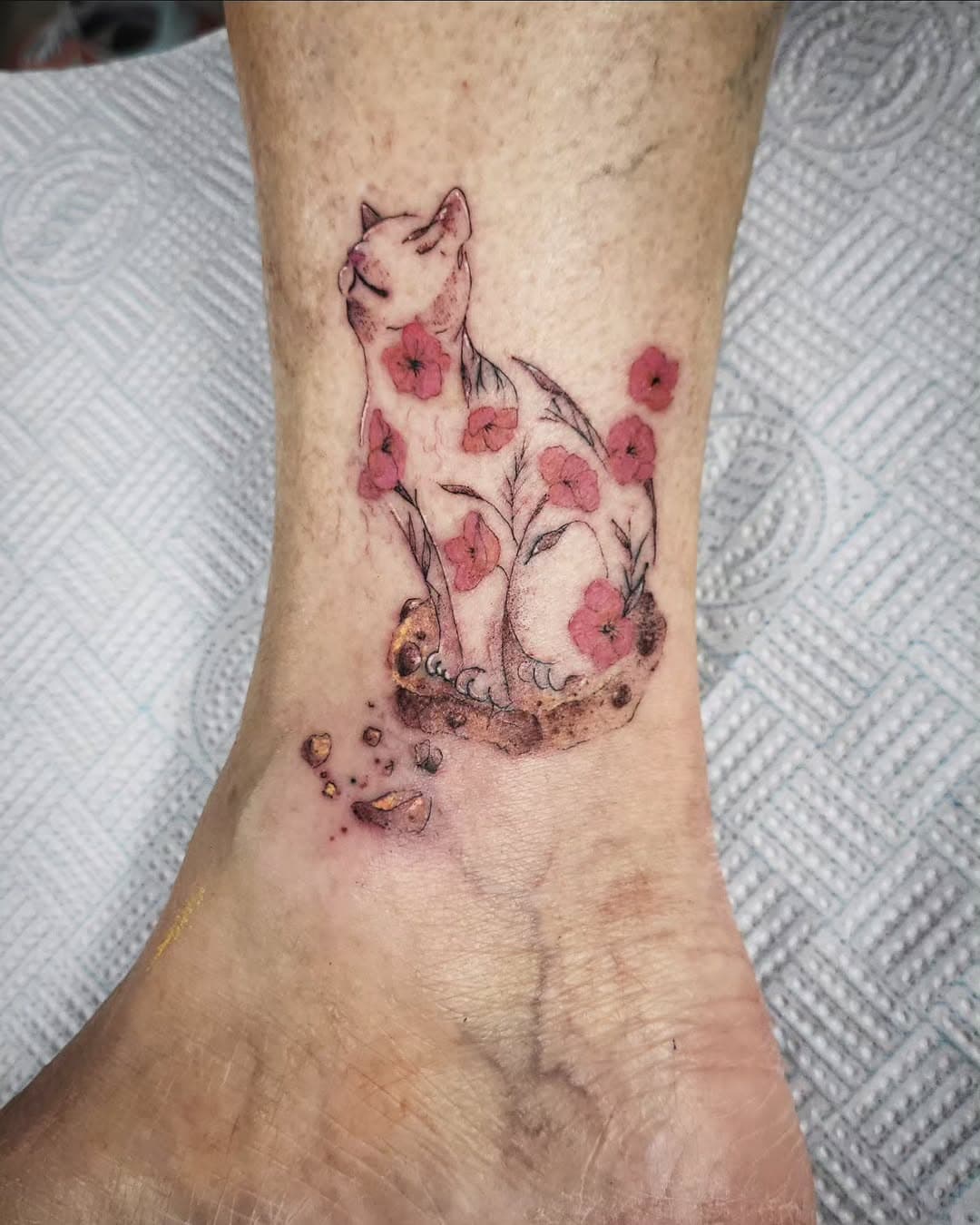 Cookie the cat sat happy on her cookie 🐱🥰 thank you tracey ❤  #blacktattoo #blacktattooart #blackwork #blackworktattoo #blxckinktattoos #blxckink #blkttt #tttsim #inkstinctsubmission #insta_blackwork #iblackwork #btattooing #uktta #ladytattooers #tattoo #tattooartist #art #neko #equilaterra #ezcartridgecouk #uktattoo #uktta #dotworktattoo #mandala #finelinetattoo #cattattoo