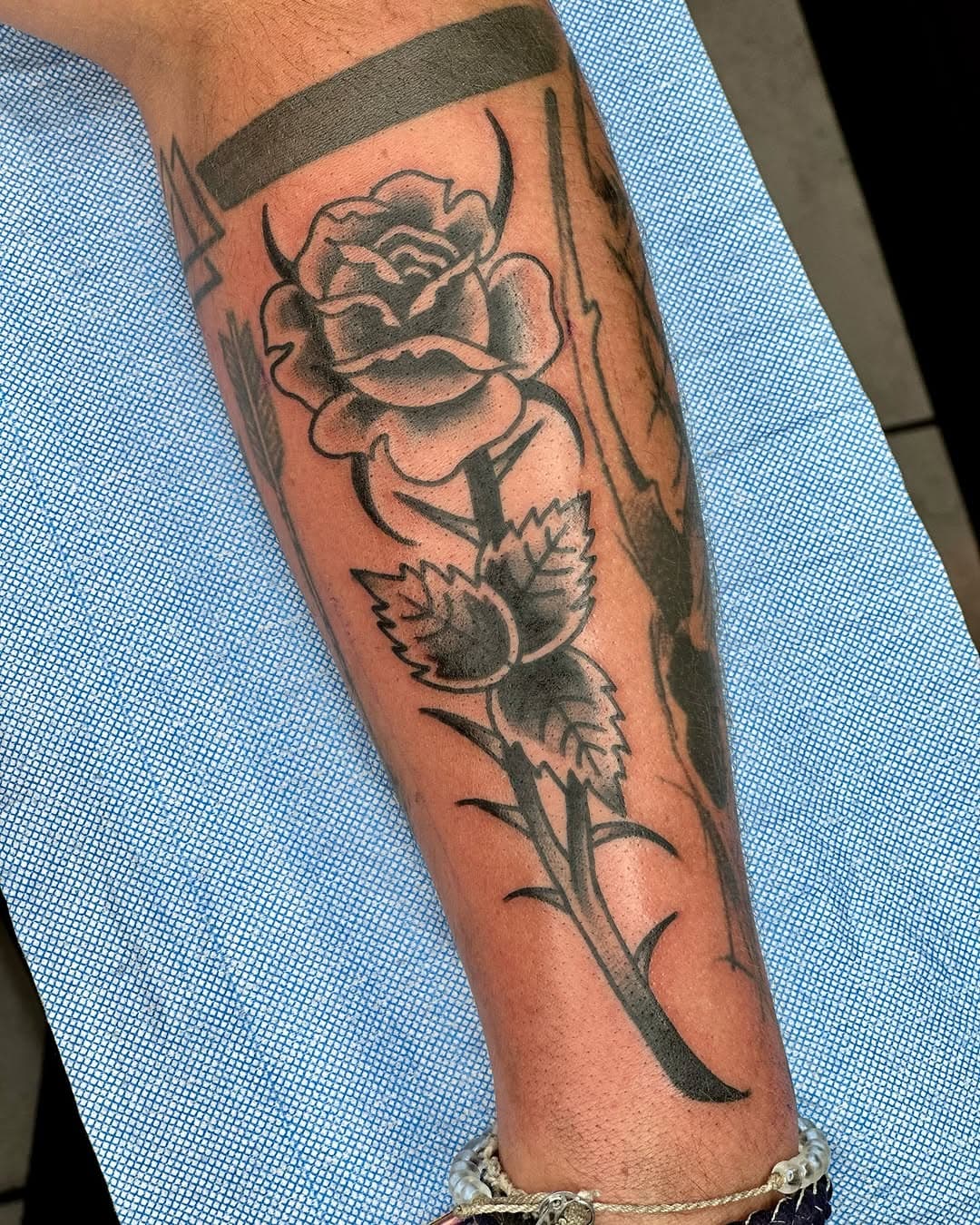 A bold and black classic rose tattoo for Dawson! Thanks man!

#bold #blackworktattoo #roses
